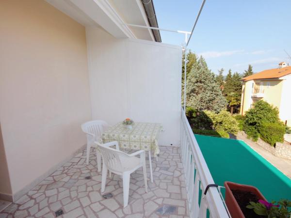 Apartments and rooms with parking space Krk - 5371 : photo 4 de la chambre chambre double avec terrasse - vue sur mer