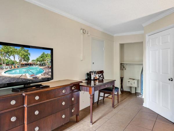 Fort Lauderdale Grand Hotel : photo 7 de la chambre hébergement lit queen-size - accessible aux personnes à mobilité réduite
