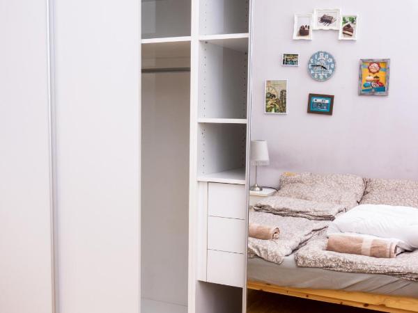 Aurora Apartments : photo 4 de la chambre chambre double avec salle de bains commune