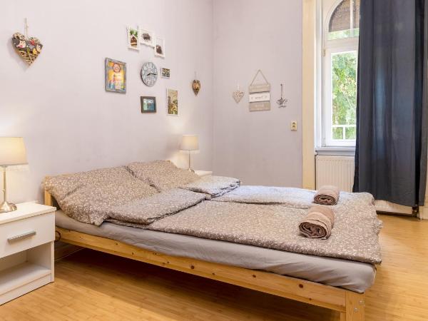 Aurora Apartments : photo 3 de la chambre chambre double avec salle de bains commune