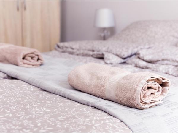 Aurora Apartments : photo 2 de la chambre chambre double avec salle de bains commune