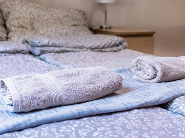 Aurora Apartments : photo 3 de la chambre chambre double avec salle de bains commune