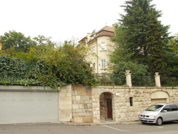 Kalmár Panzió : photo 8 de la chambre chambre double confort - vue sur jardin