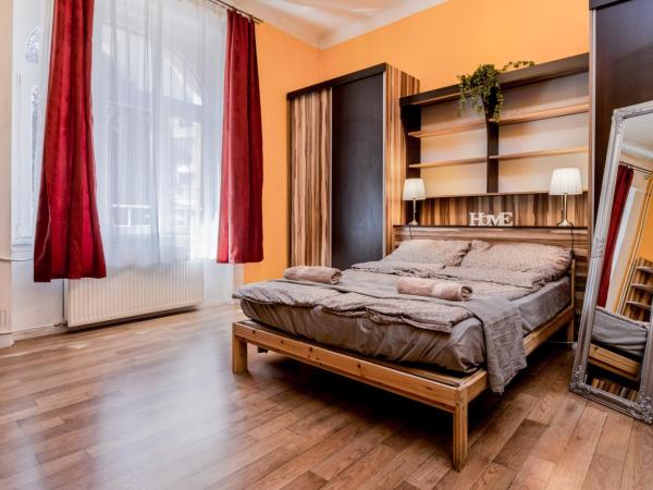 Aurora Apartments : photo 2 de la chambre chambre double avec salle de bains commune