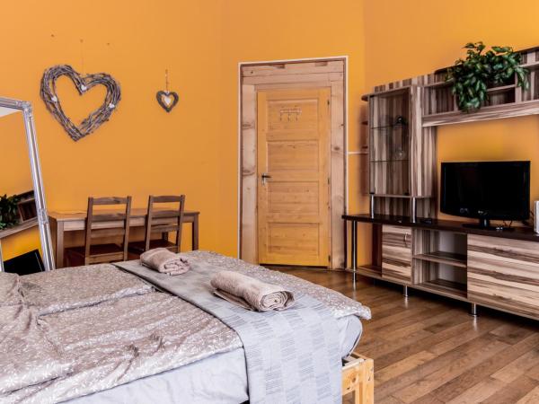 Aurora Apartments : photo 3 de la chambre chambre double avec salle de bains commune