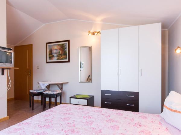 Apartments and rooms with parking space Krk - 5294 : photo 2 de la chambre chambre double avec terrasse - vue sur mer