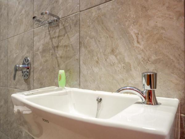 Sans Hotel Pippo Yogyakarta by RedDoorz : photo 8 de la chambre chambre familiale