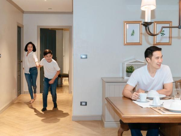 THEA Serviced Apartment by TH District : photo 7 de la chambre suite 2 chambres avec bain à remous