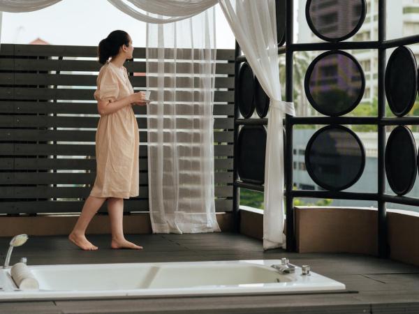 THEA Serviced Apartment by TH District : photo 5 de la chambre suite 2 chambres avec bain à remous