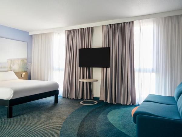 ibis Styles Toulon Centre Port : photo 6 de la chambre suite familiale standard avec 1 lit double et 1 canapé