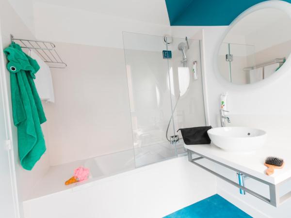 ibis Styles Toulon Centre Port : photo 8 de la chambre suite familiale standard avec 1 lit double et 1 canapé