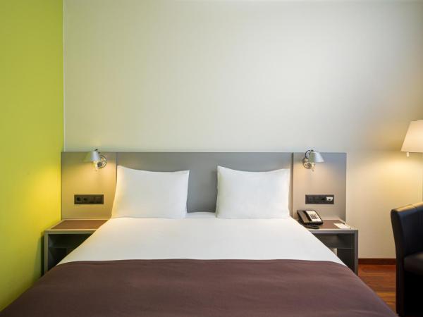 Holiday Inn Zürich Messe, an IHG Hotel : photo 1 de la chambre chambre lit king-size standard avec vue sur cour
