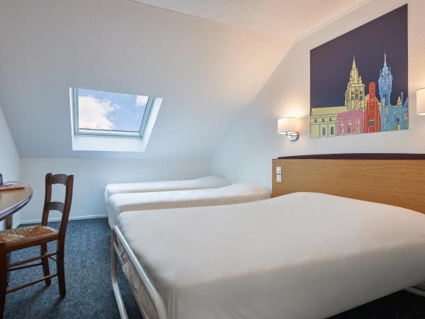 Kyriad Tarbes Bastillac : photo 3 de la chambre chambre triple (1 lit double et 1 lit simple)