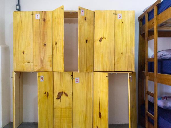 Aloha Hostel Pinhões : photo 4 de la chambre lit simple dans dortoir pour hommes