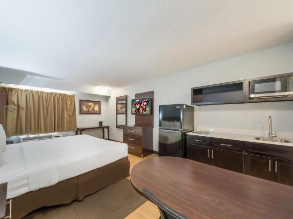 HomeTowne Studios by Red Roof San Antonio - SeaWorld Northwest : photo 6 de la chambre studio lit king-size - non-fumeurs