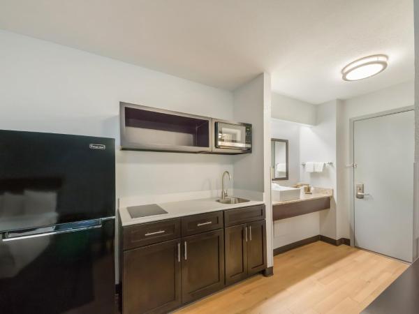 HomeTowne Studios by Red Roof San Antonio - SeaWorld Northwest : photo 7 de la chambre studio lit king-size - non-fumeurs