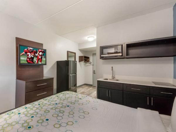 HomeTowne Studios by Red Roof San Antonio - SeaWorld Northwest : photo 8 de la chambre studio lit queen-size - non-fumeurs