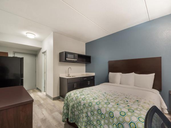 HomeTowne Studios by Red Roof San Antonio - SeaWorld Northwest : photo 7 de la chambre studio lit queen-size - non-fumeurs