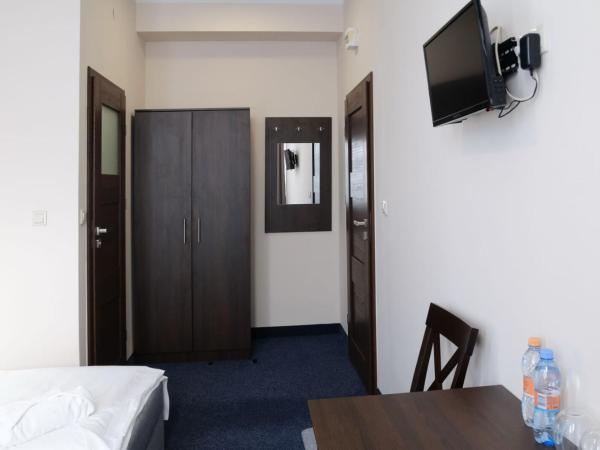 Baza Hotelowa Bobrowiecka 9 : photo 7 de la chambre chambre lits jumeaux