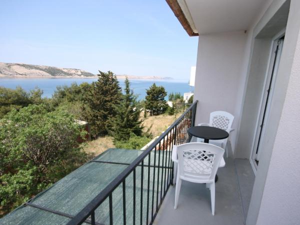 Apartments and rooms by the sea Stara Novalja, Pag - 6303 : photo 5 de la chambre chambre double avec balcon - vue sur mer