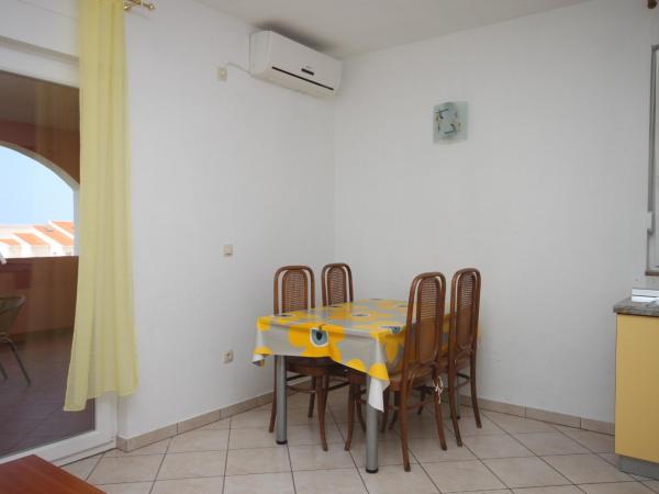 Apartments and rooms with parking space Novalja, Pag - 6341 : photo 10 de la chambre appartement 2 chambres avec terrasse et vue sur la mer