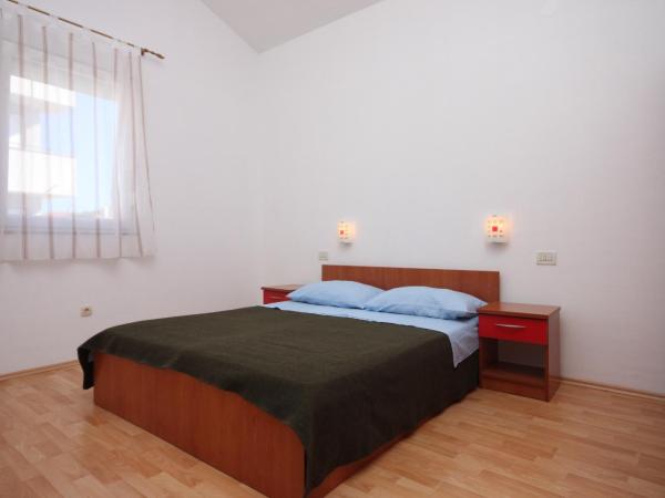 Apartments and rooms with parking space Novalja, Pag - 6341 : photo 3 de la chambre appartement 3 chambres avec terrasse et vue sur la mer