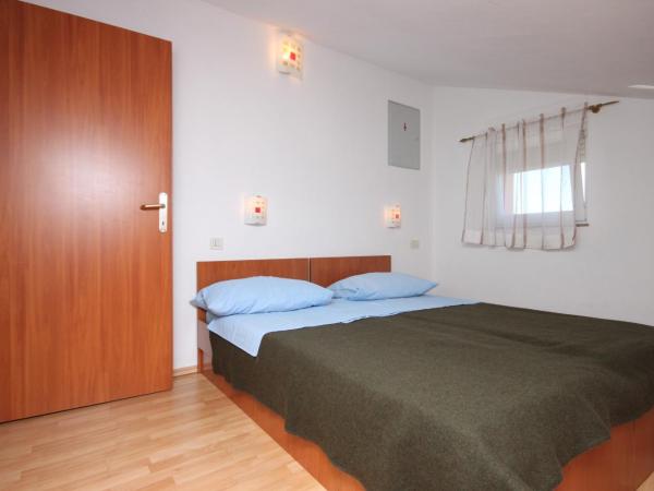 Apartments and rooms with parking space Novalja, Pag - 6341 : photo 6 de la chambre appartement 3 chambres avec terrasse et vue sur la mer