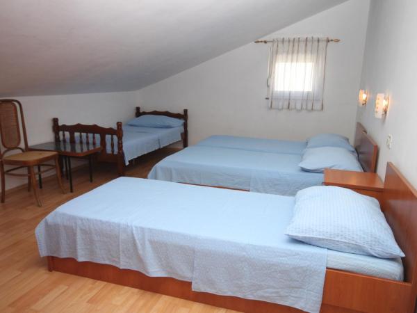 Apartments and rooms with parking space Novalja, Pag - 6341 : photo 8 de la chambre appartement 3 chambres avec terrasse et vue sur la mer