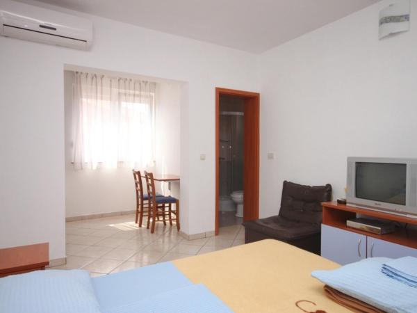 Apartments and rooms with parking space Novalja, Pag - 6341 : photo 1 de la chambre appartement 1 chambre avec balcon et vue sur mer