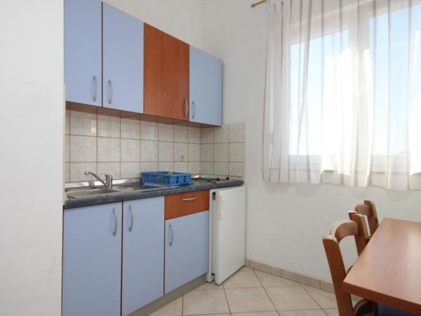 Apartments and rooms with parking space Novalja, Pag - 6341 : photo 3 de la chambre appartement 1 chambre avec balcon et vue sur mer