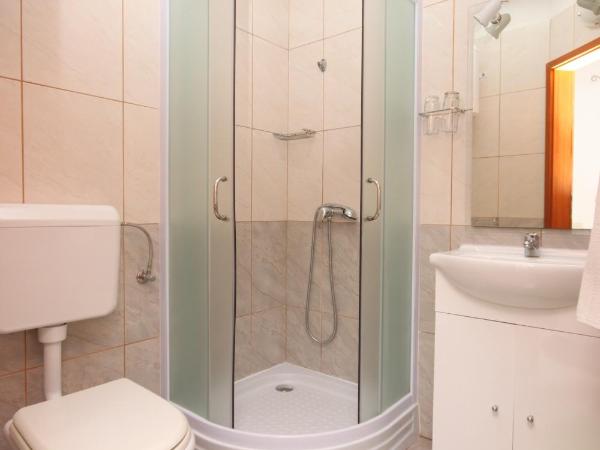 Apartments and rooms with parking space Novalja, Pag - 6341 : photo 1 de la chambre chambre lits jumeaux avec balcon