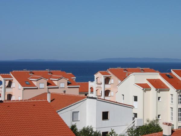 Apartments and rooms with parking space Novalja, Pag - 6341 : photo 3 de la chambre chambre lits jumeaux avec balcon - vue sur mer
