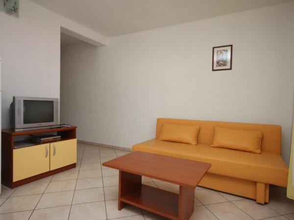 Apartments and rooms with parking space Novalja, Pag - 6341 : photo 2 de la chambre appartement 2 chambres avec terrasse et vue sur la mer