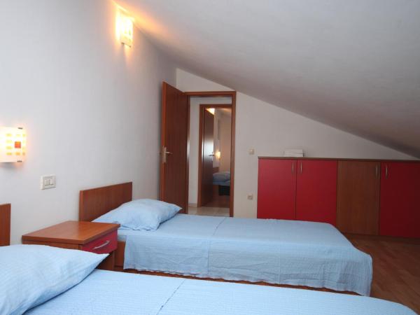 Apartments and rooms with parking space Novalja, Pag - 6341 : photo 10 de la chambre appartement 3 chambres avec terrasse et vue sur la mer