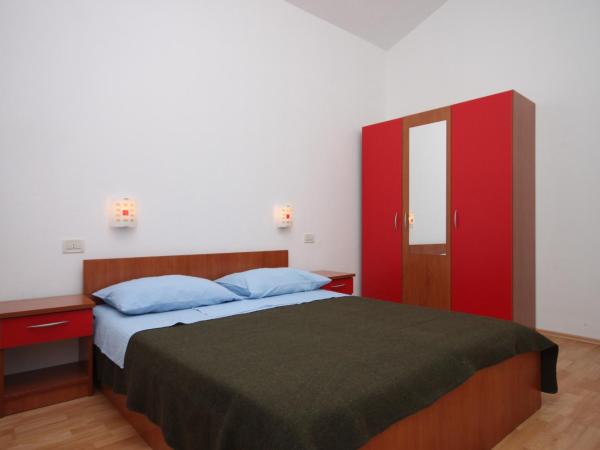 Apartments and rooms with parking space Novalja, Pag - 6341 : photo 4 de la chambre appartement 3 chambres avec terrasse et vue sur la mer