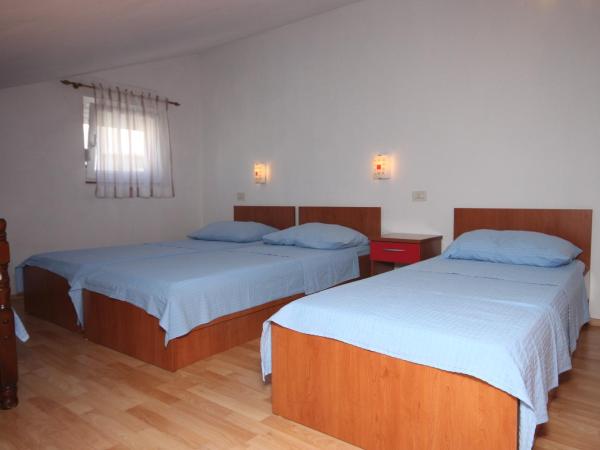 Apartments and rooms with parking space Novalja, Pag - 6341 : photo 9 de la chambre appartement 3 chambres avec terrasse et vue sur la mer