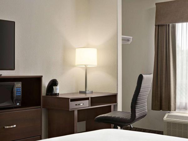 Super 8 by Wyndham Calgary Shawnessy Area : photo 3 de la chambre chambre lit king-size affaires - non-fumeurs