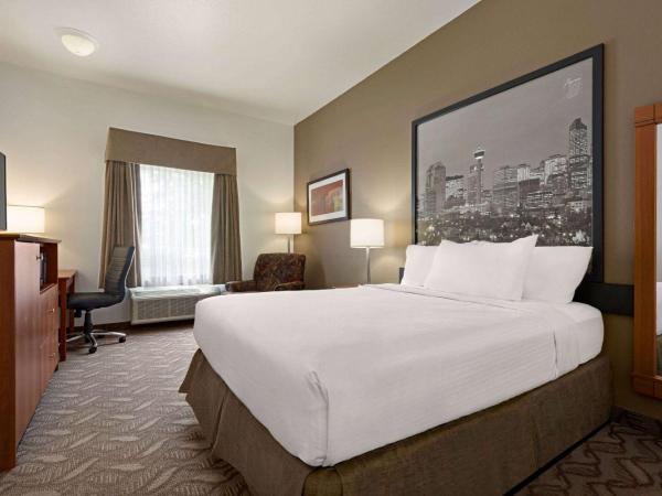 Super 8 by Wyndham Calgary Shawnessy Area : photo 1 de la chambre chambre lit queen-size avec baignoire - accessible aux personnes à mobilité réduite - non-fumeurs