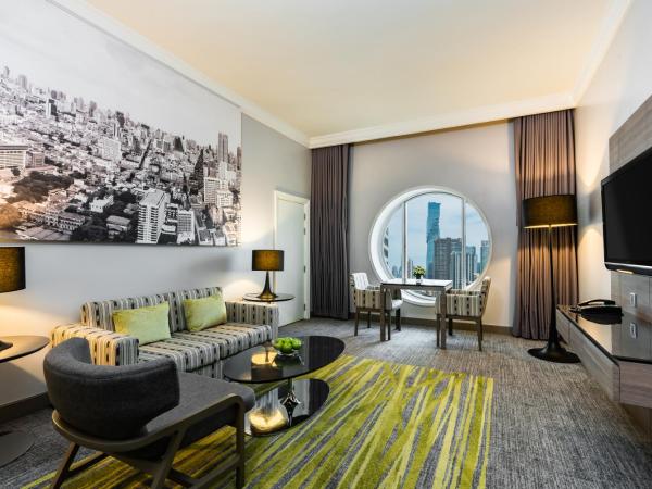 Holiday Inn Bangkok Silom, an IHG Hotel : photo 1 de la chambre suite 1 chambre lit king-size – vue sur ville