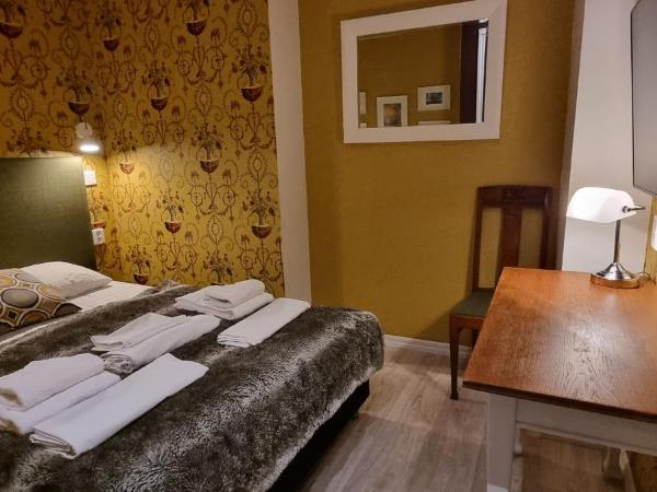 Skanstulls Boutique Hostel : photo 3 de la chambre hébergement lit queen-size sans fenêtre avec salle de bains commune