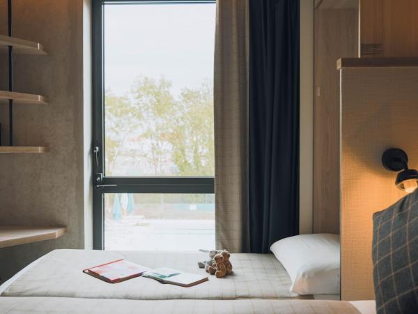 greet Hotel La Rochelle Centre : photo 2 de la chambre chambre pop avec 1 lit double et 1 lit simple
