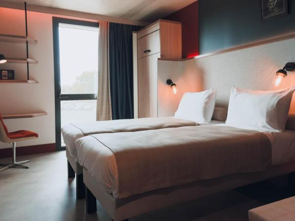 greet Hotel La Rochelle Centre : photo 1 de la chambre chambre pop avec 3 lits simples
