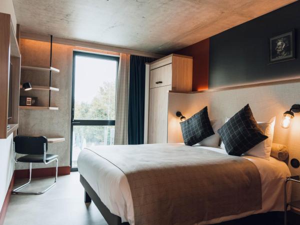 greet Hotel La Rochelle Centre : photo 3 de la chambre chambre pop avec 1 lit double et 1 lit simple