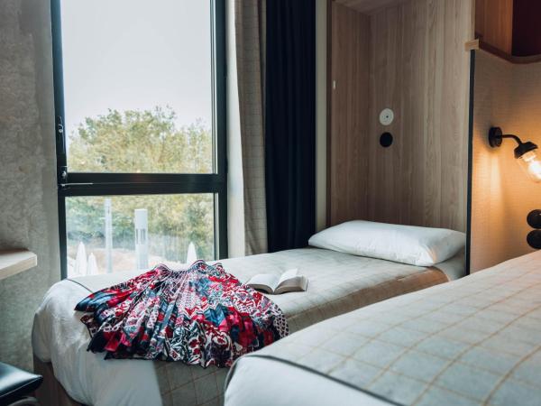 greet Hotel La Rochelle Centre : photo 2 de la chambre chambre familiale avec 1 lit double et 2 lits simples