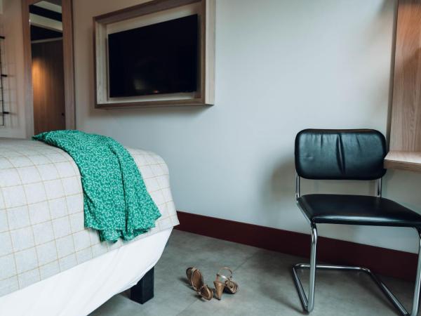 greet Hotel La Rochelle Centre : photo 8 de la chambre chambre pop avec 1 lit double et 1 lit simple