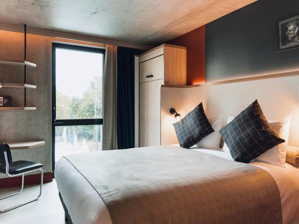 greet Hotel La Rochelle Centre : photo 1 de la chambre chambre pop avec 1 lit double et 1 lit simple