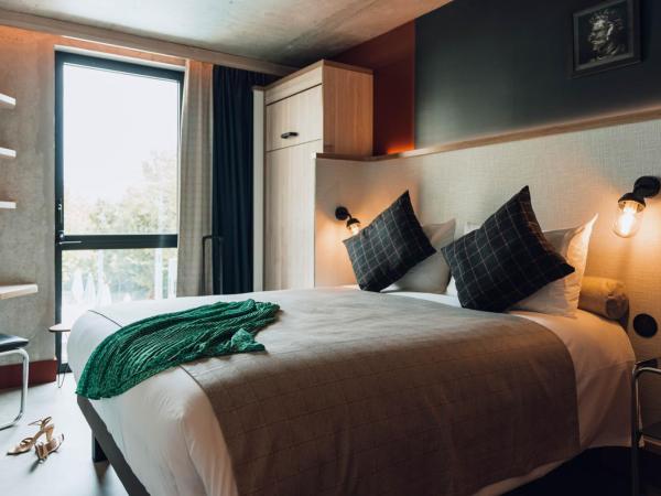 greet Hotel La Rochelle Centre : photo 5 de la chambre chambre familiale avec 1 lit double et 2 lits simples