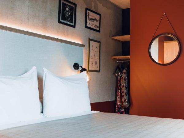 greet Hotel La Rochelle Centre : photo 10 de la chambre chambre pop avec 1 lit double et 1 lit simple