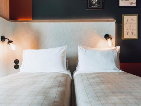 greet Hotel La Rochelle Centre : photo 7 de la chambre chambre pop avec 3 lits simples
