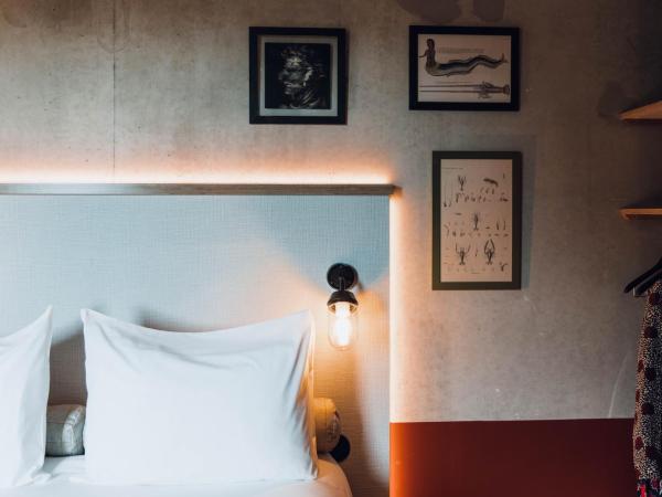 greet Hotel La Rochelle Centre : photo 9 de la chambre chambre familiale avec 1 lit double et 2 lits simples